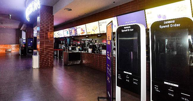 随著COVID-19疫情持续升温，韩国电影院票房最近出现几乎前所未见惨况