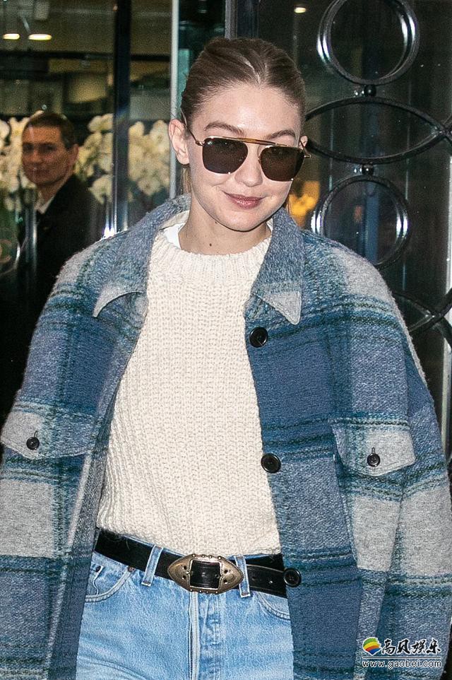 吉吉·哈迪德现身巴黎街头，弯眉灿笑可爱，浅蓝色格纹大衣尽显温柔女人味