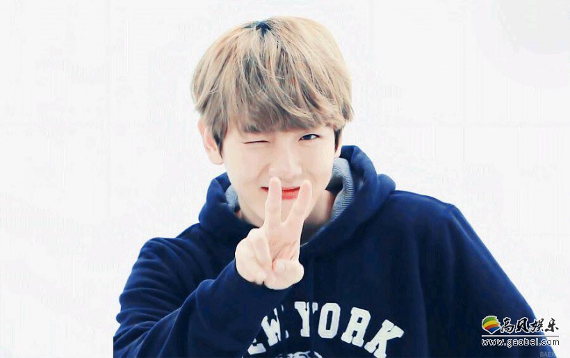 空姐透露偶然在飞机上巧遇EXO伯贤！伯贤给空服人员签名，特地加几行字