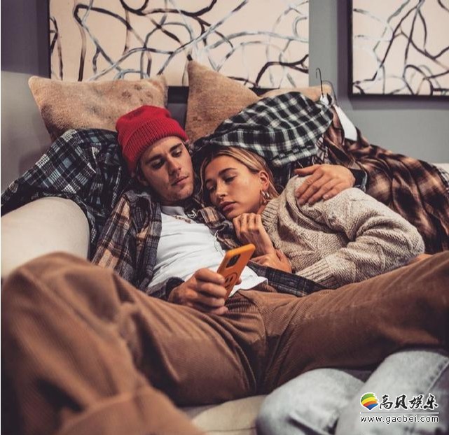 比伯微博晒出与妻子海莉合照，比伯搂着海莉躺沙发上，恩爱甜蜜大撒狗粮