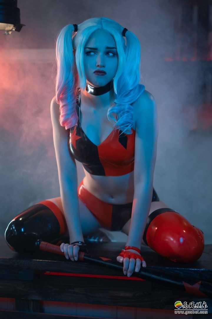 俄罗斯知名COSER扮演小丑女！胶衣下展现出绝妙身材，将小丑女完美还原