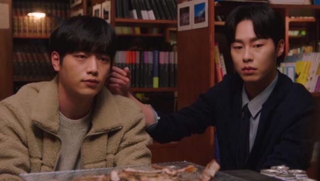 《天气好的话,我会去找你》林恩燮和李章宇书店里喝酒给不少人留下印象 《天气好的话,我会去找你》林恩燮和李章宇书店里喝酒给不少人留下印象