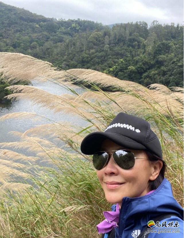 刘嘉玲晒出自己到山野徒步行程照片，并称“我的健身房，免费”神清气爽