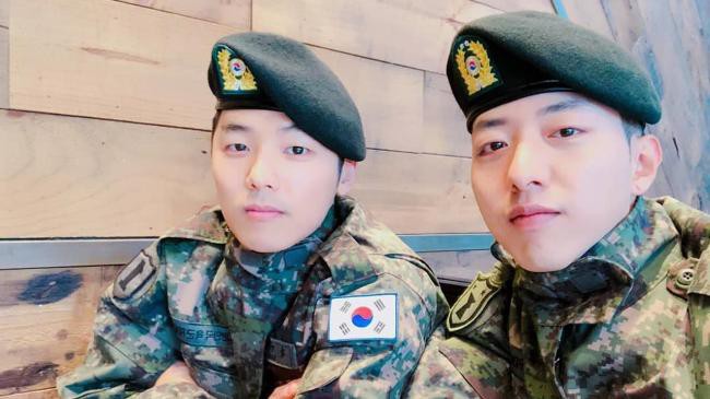 已出道10年人气男团CNBLUE成员：姜敏赫和李正信，即将在本月正式退伍