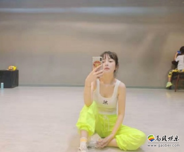 李小璐晒出跳舞照片，女儿甜馨玩手机意外抢镜，网友表示甜馨真的好乖巧