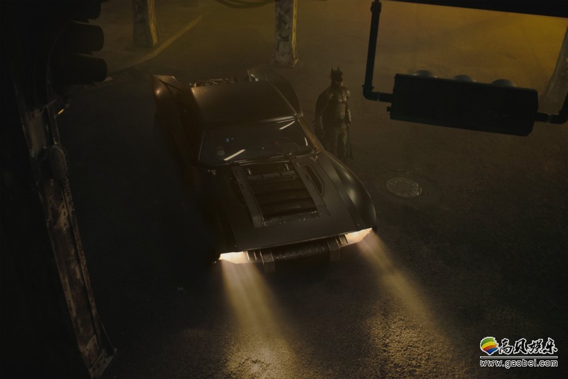 新版《蝙蝠侠》导演推特公布了全新剧照，蝙蝠侠和其座驾蝙蝠车帅气亮相