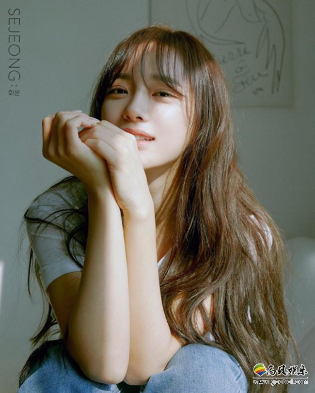 gugudan金世正公开首张迷你专辑预告照，变身清纯阳光少女展现清新魅力