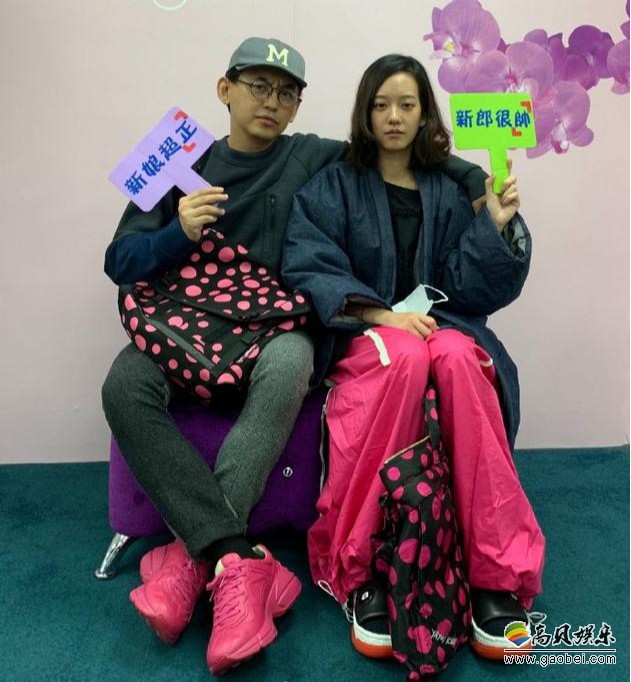 黄子佼在微博上晒出和孟耿如的合照，宣布登记结婚，并发布长文表白太太