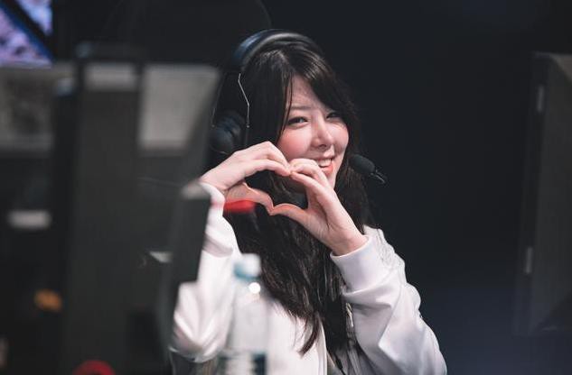 《英雄联盟》巴西战队INTZ女辅助打算Cosplay，发微博向网友们征求意见