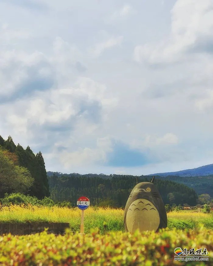 宫崎骏《龙猫》漫迷童年回忆，日本夫妻亲手还原《龙猫》电影中龙猫车站