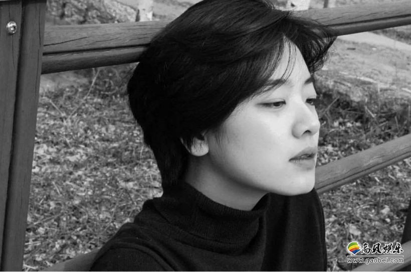李珠英最近为某杂志最新一期拍摄一组黑白风格的时装照，体现出别样魅力