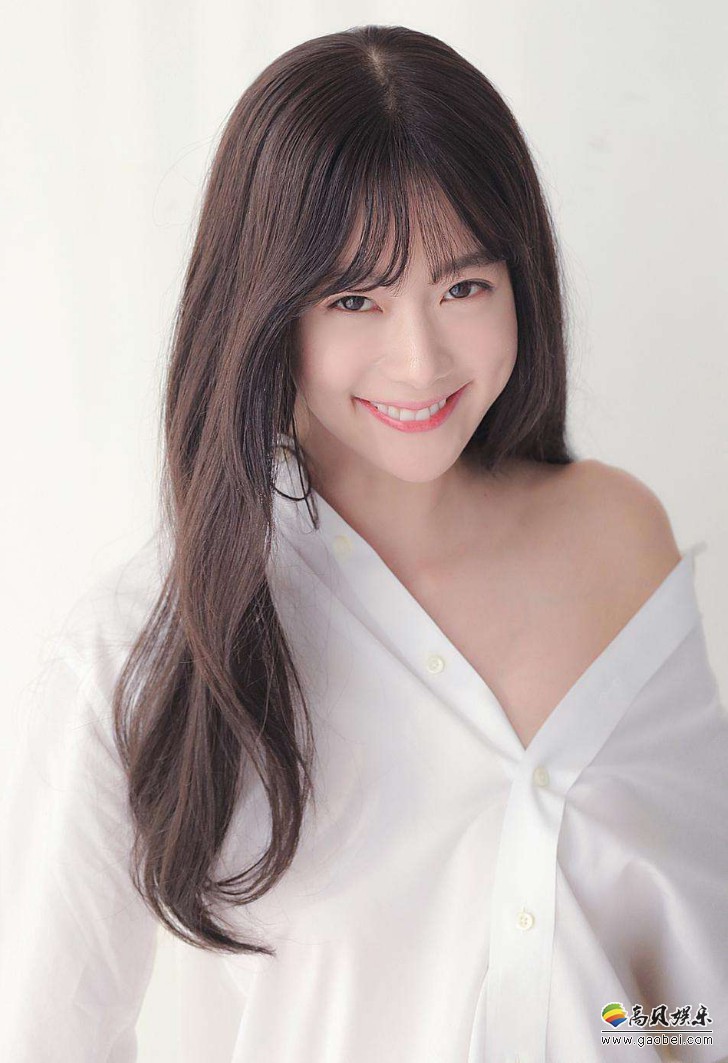 韩国女艺人Clara社交网站发布一组照片，大展性感诱惑魅力吸引粉丝目光