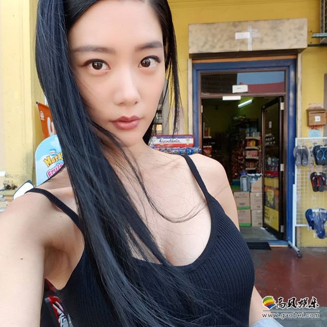 韩国女艺人Clara近日发布运动休闲近照，秀出性感修长美腿吸引人们目光