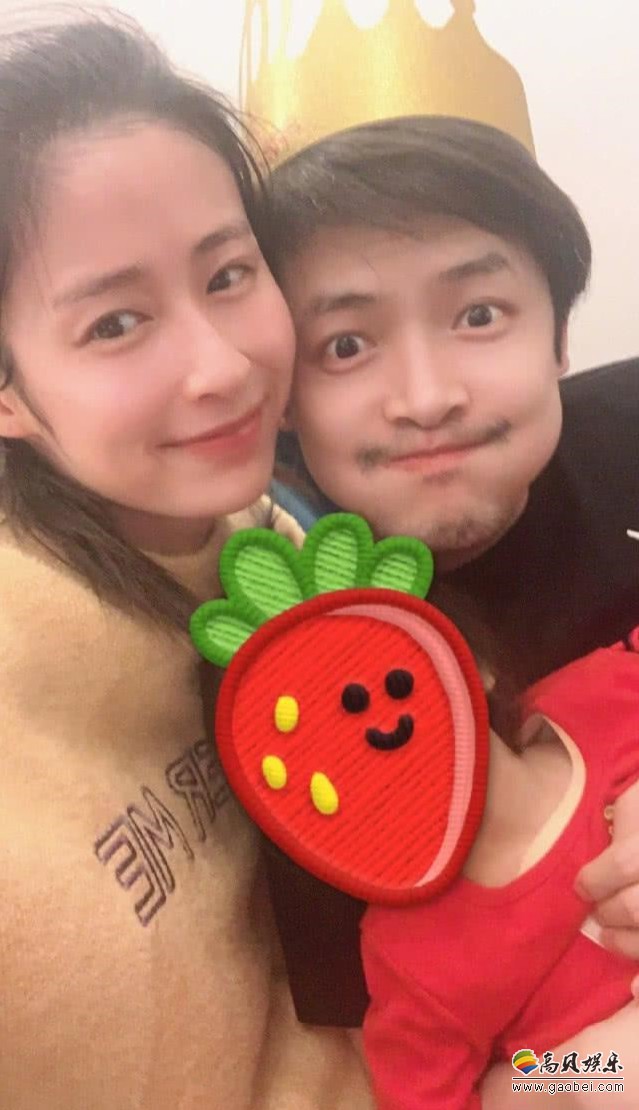 3月5日付辛博生日，妻子颖儿晒出一家人合影为他庆祝生日！对着镜头卖萌