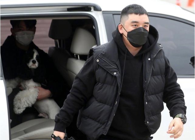 胜利通过江原道铁原陆军6师团新兵教育队入伍！胜利一身黑色运动装现身