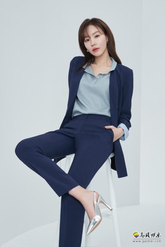 韩国女艺人金雅中一组最新代言宣传照在网上曝光，吸引广大粉丝们的目光