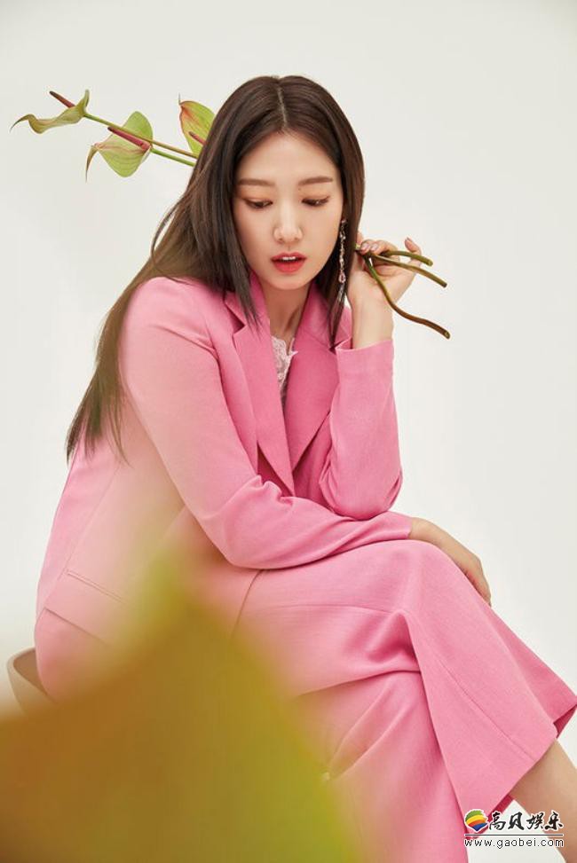 韩国女艺人朴信惠为代言女装品牌拍摄夏季新品宣传照，夏日气息扑面而来