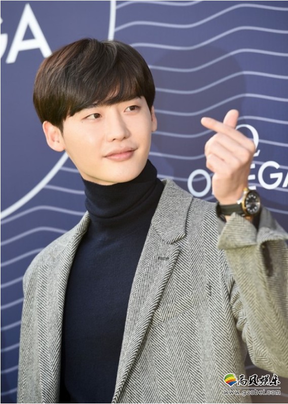 演员李钟硕通过自己的SNS上传了一张出道10周年图片！向粉丝们表示感谢