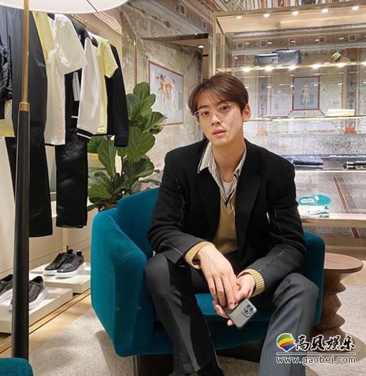 韩国男团ASTRO成员车银优社交网站发布一组近照，吸引了广大粉丝们目光