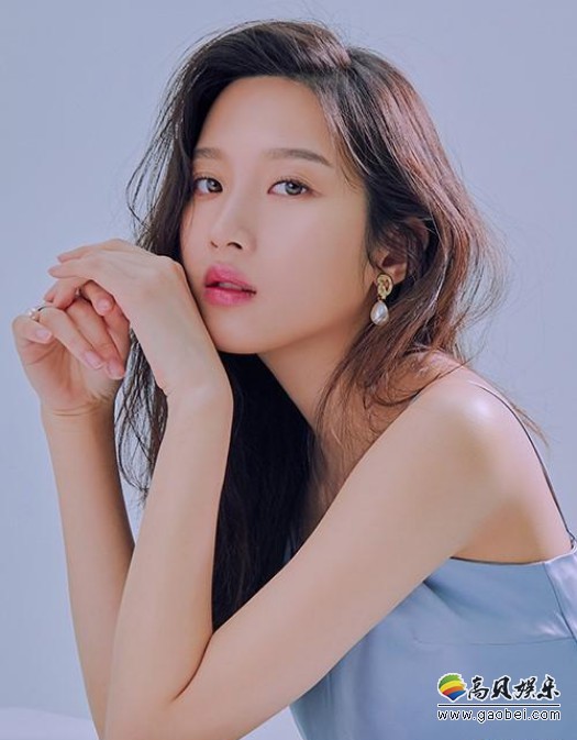 韩国女艺人文佳英近日为代言品牌拍摄最新宣传照，彰显不同凡响素雅之美