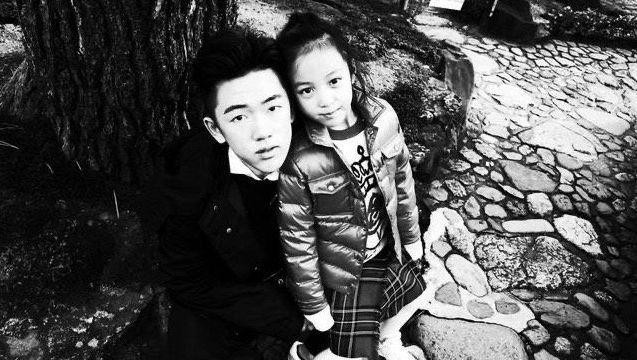 赵薇继子小宝分享与妹妹小四月合影，小四月坐在哥哥小宝腿上！十分乖巧