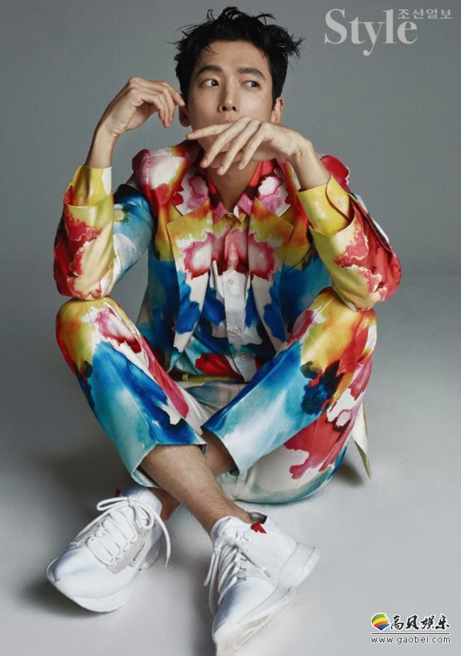 韩国艺人郑京浩为某杂志最新一期拍摄时装写真集，花哨雅痞装扮彰显自我