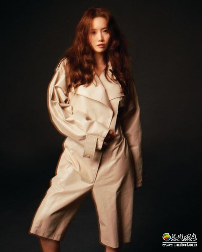 少女时代允儿以“2020 #LOFFICIEL”为题发布一组她最近拍摄的时装写真