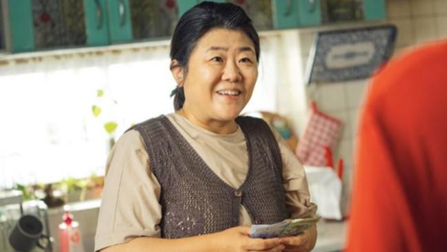 李姃垠凭藉《寄生上流》让观众记住她，殊不知她成名之前度过28年无名期