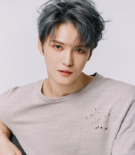 金在中发文确诊新冠肺炎，引起轩然大波之后火速改文，澄清是愚人节玩笑