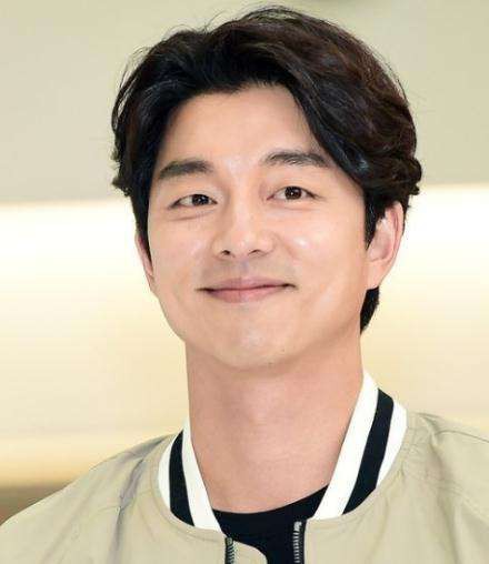 韩国艺人孔刘近日成为某化妆品牌形象代言人，拍摄了该品牌的最新宣传照