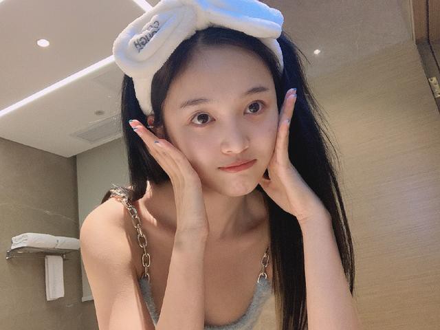 吴宣仪晒出自拍照！吴宣仪素颜出镜，头上绑着发带，做鬼脸毫无偶像包袱