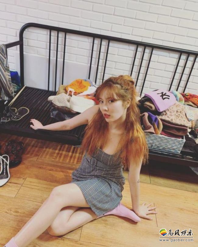 韩国性感女歌手金泫雅近照曝光，她在日常状态中展现活泼“小野马”气场