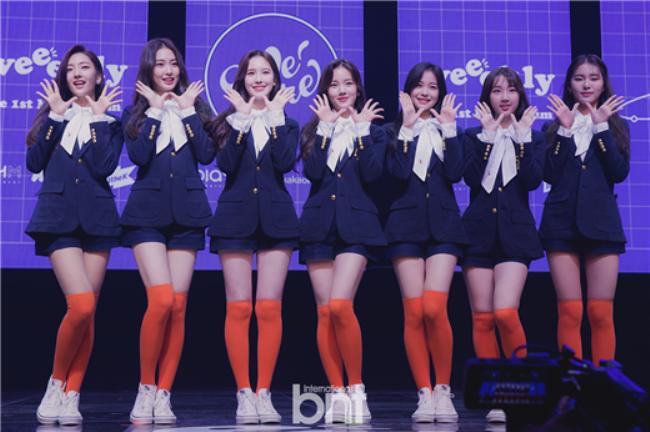 新人女团Weeekly出道迷你专辑纪念SHOWCASE，展现清新阳光少女魅力