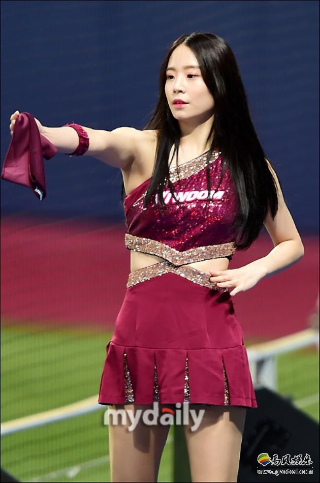 近日首尔某场职业棒球比赛，韩国美女啦啦队女郎热舞助阵！引爆现场氛围