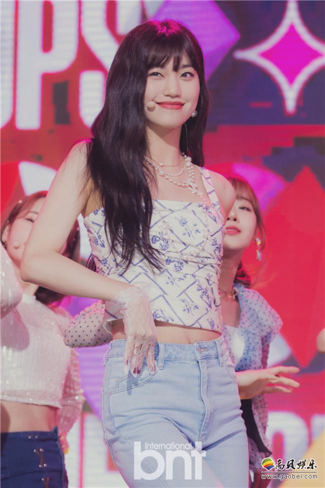 韩国女团Weki Meki金度延杂志写真曝光！恰到好处的时尚感吸引粉丝目光