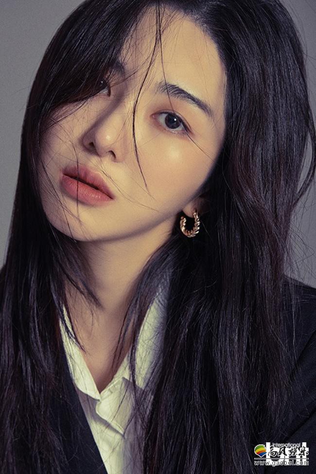 权珉娥近日为某杂志最新一期拍摄了一组写真，依旧是元气满满的健康状态