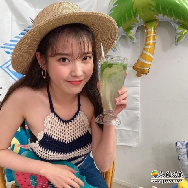 IU近日在社交网站发布近照，盛夏时节清爽装扮，吸引了广大粉丝们的目光