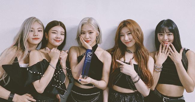 ITZY女团公开最近受访内容，透露对即将发行的迷你五辑感到既紧张又兴奋