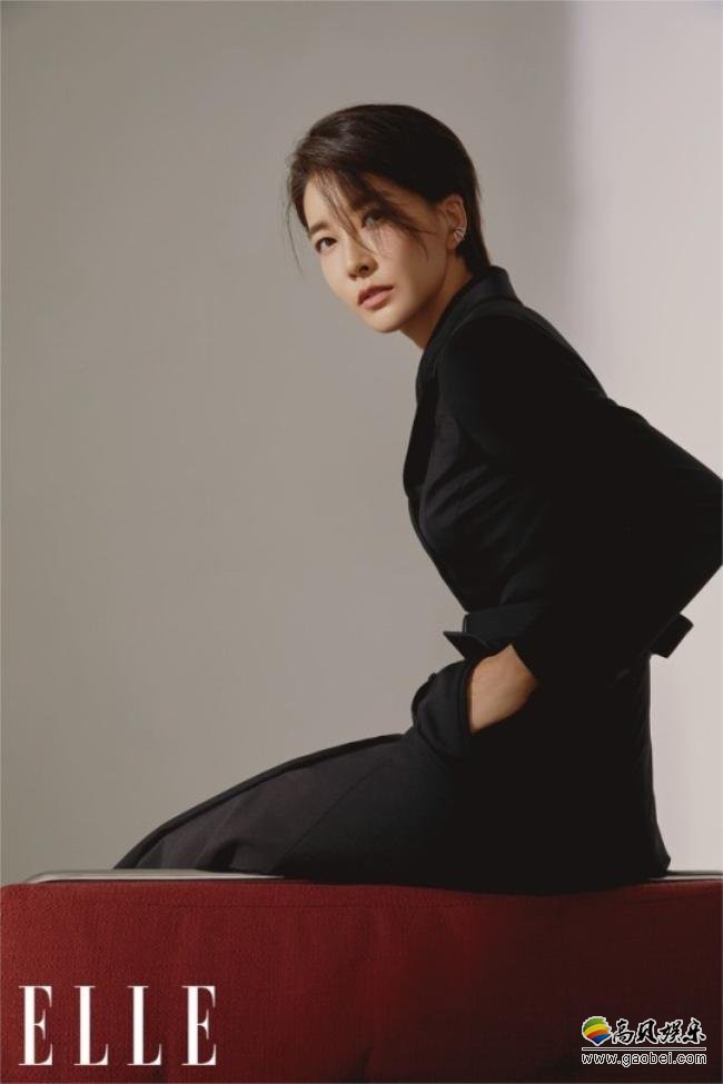 韩国女艺人陈瑞妍为某杂志最新一期拍摄写真照，体现出成熟女性干练魅力