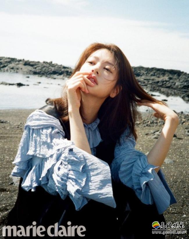郑素敏近日飞往济州岛，在海边拍摄一组杂志写真，宜人景色衬托她的美丽