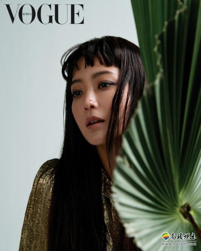 金喜善为某杂志最新一期拍摄写真，以她特有的成熟优雅魅力吸引粉丝目光