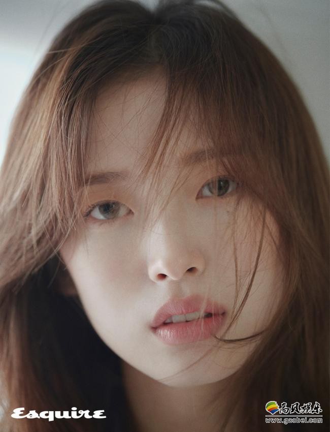 OH MY GIRL崔乂园(Arin)拍摄杂志写真，展示成熟性感魅力吸引粉丝目光