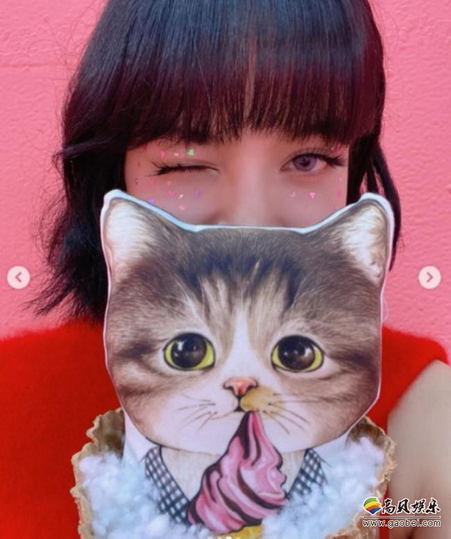 BLACKPINK成员LISA在SNS发布一组近照，时尚碎钻妆吸引广大粉丝目光