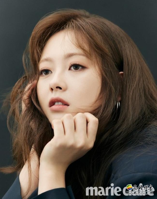 高雅拉近日为某杂志最新一期拍摄时装写真照，体现出独特的简约风格气场