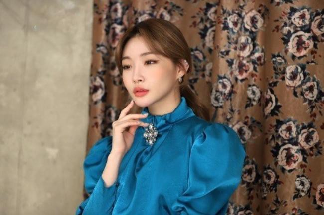 金请夏近日在社交网站发布一组近照“韩流K-POP女神”气质果然非同凡响