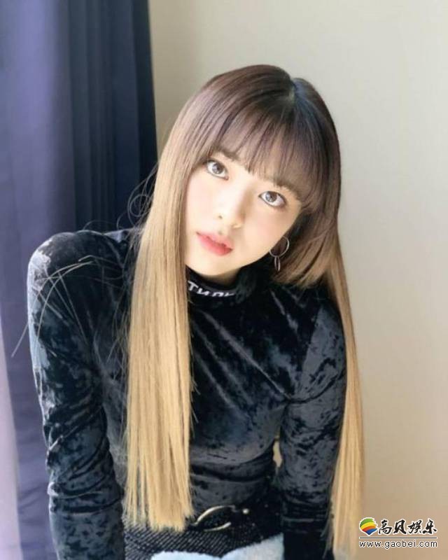 ITZY女团成员Yuna近日发布一组近照，以其出众美貌吸引广大粉丝的目光