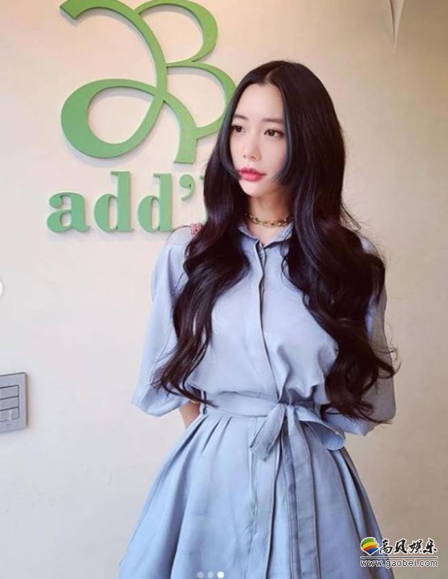 李成敏(Clara)发布近照，大秀其出众美貌和完美比例身材，吸引人们目光