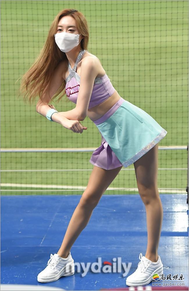 首尔某场职业棒球比赛，啦啦队女郎们激情热舞助阵，将现场氛围带上高潮