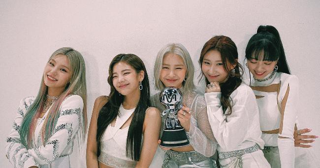 自从上周凭著 "Not Shy" 拿下第一座奖杯！ITZY女团迅速登上三冠王宝座