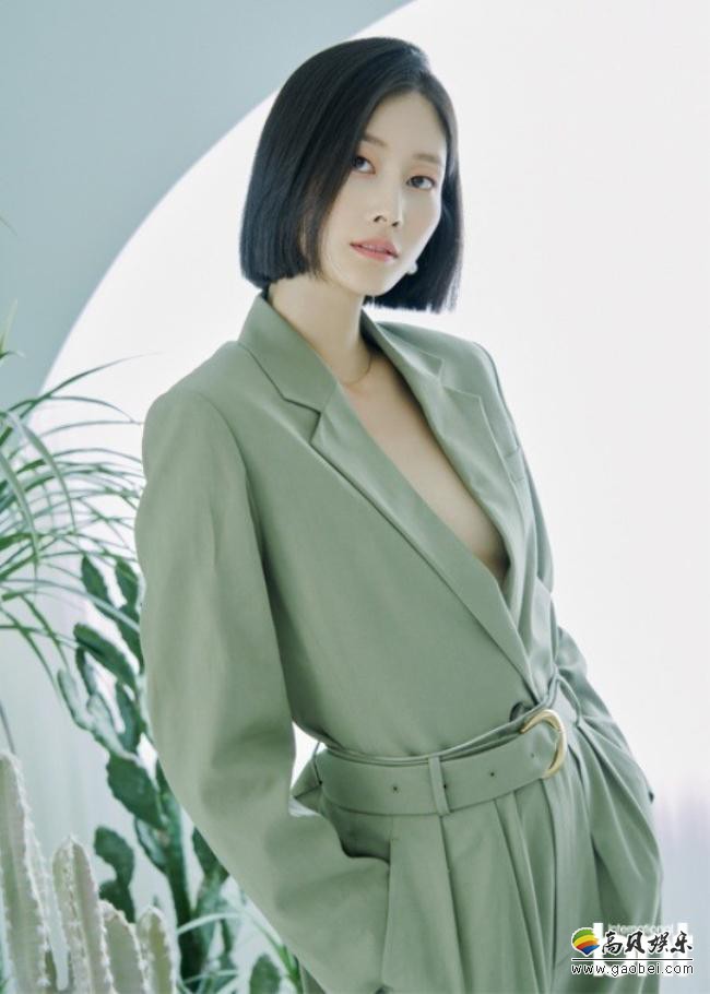 李贤伊最新杂志写真近日在网上曝光，专属骨感魅力吸引了广大粉丝的目光